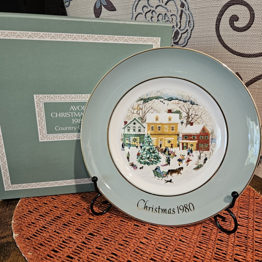 1980 Avon Christmas Decorative Plate By Wedgwood "Country Christmas" 8.75 Inches